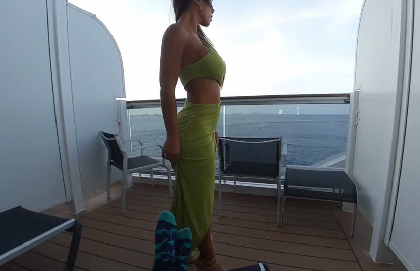 Bà mẹ kế lẳng lơ gạ gẫm nhân viên ngay trên tàu du lịch