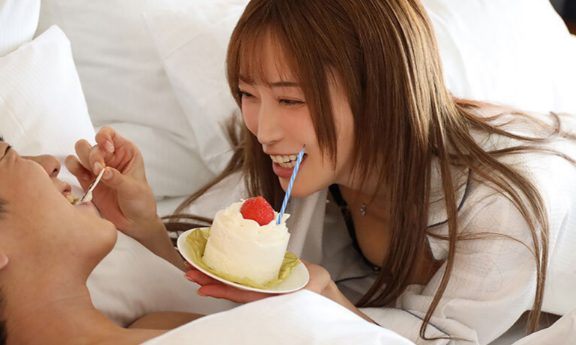 EBWH-092 Chúc mừng sinh nhật người tình trong khách sạn