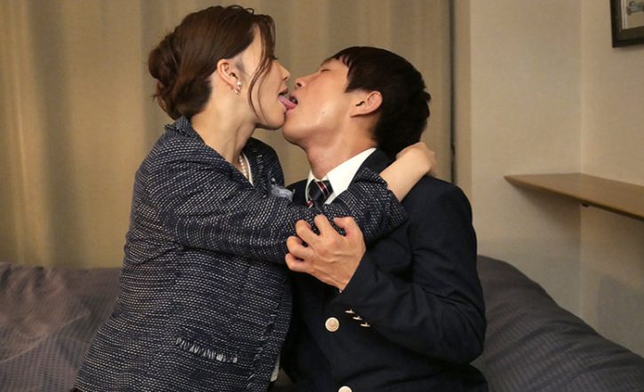 JUL-854 Món quà tốt nghiệp mẹ kế dành cho con riêng