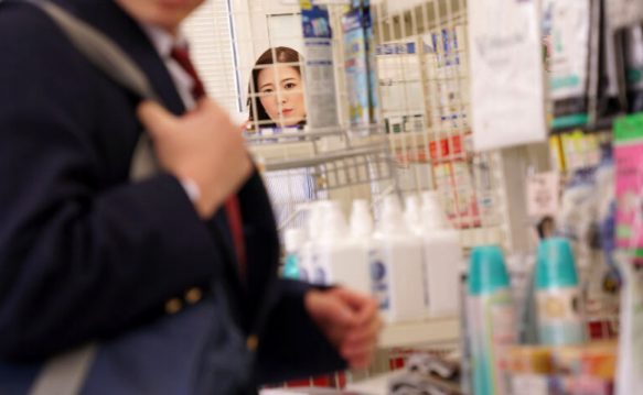 JUQ-335 Ăn trộm đồ, thanh niên bị bà chủ cửa hàng “dạy dỗ”