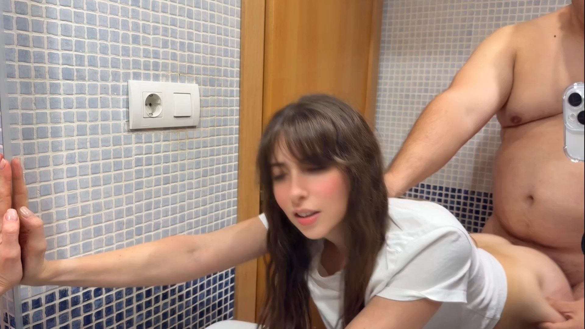 Lén lút ân ái cùng bố dượng khi bạn của ông ấy đang ở phòng khách