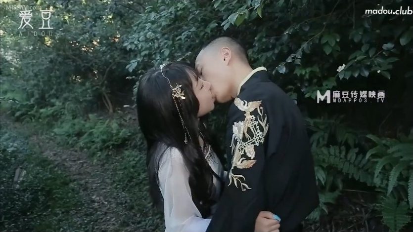 MAD022 Nữ sinh Mu Xue đóng cảnh nóng giữa rừng cây