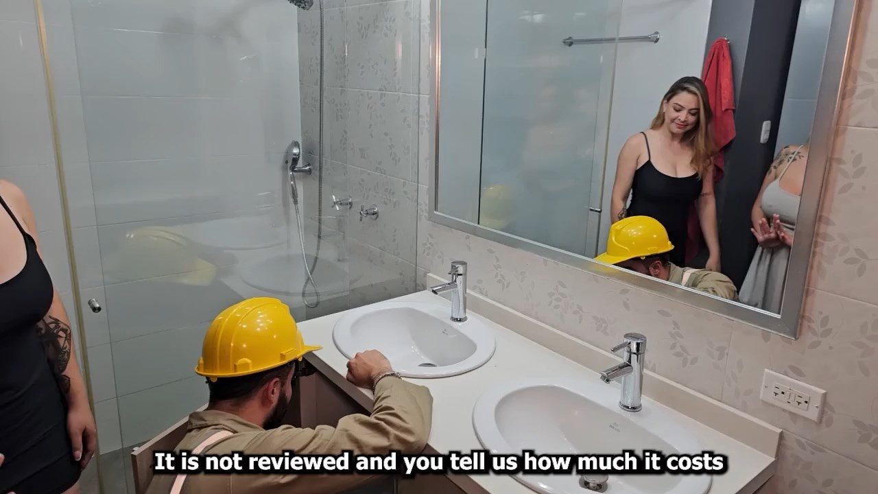 Món quà kỷ niệm táo bạo cùng anh thợ sửa ống nước