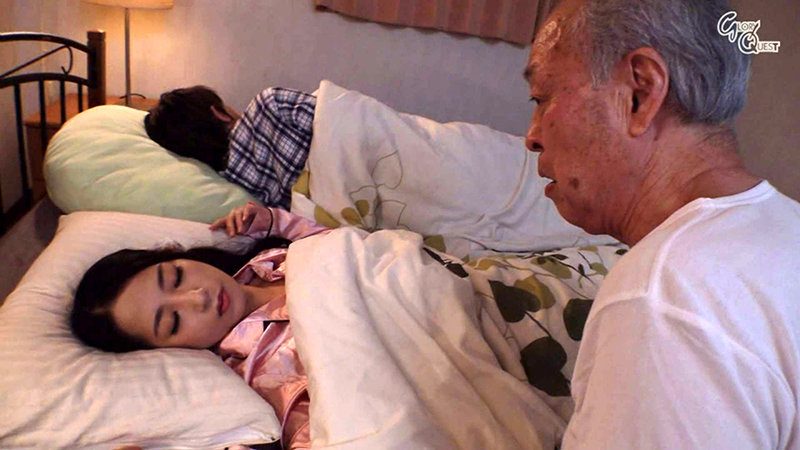 OVG-185 bố chồng lẻn vào phòng địt con dâu ngay cạnh con trai