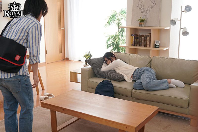 ROYD-199 Thấy bà chị hiền lành ngây thơ thủ dâm, cậu em liền nhiệt tình giúp đỡ